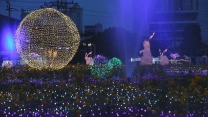 Tailandia recuerda al rey Bhumibol con un festival de luces