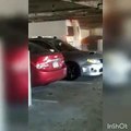 Un idiot veut sortir d’un parking coûte que coûte alors que le plafond est trop bas