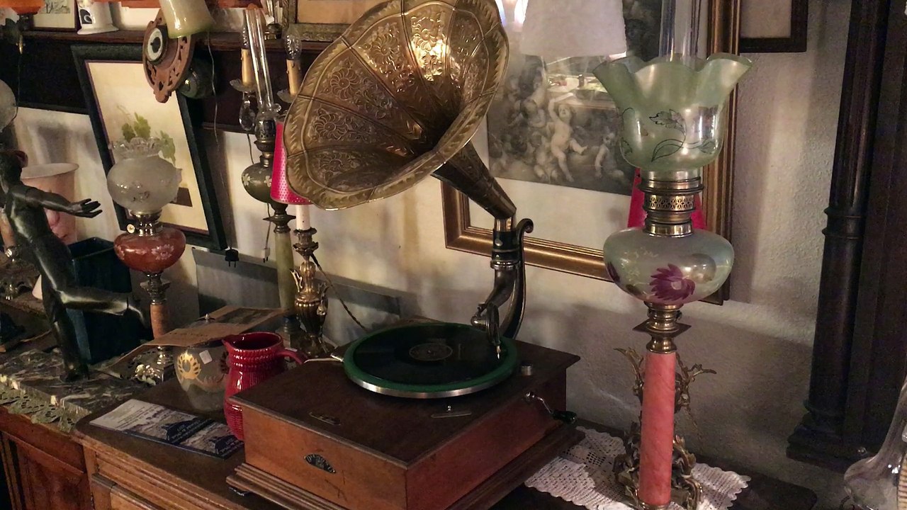 Un gramophone de 1920 résonne dans une boutique d'antiquités à Plombières-les-Bains