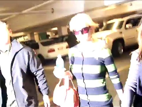 Britney Spears Grabs Dinner After Late Night Holiday Shopping [2008]