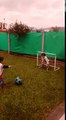 Penaltı atışında kaleci olan çocuğun müthiş refleksi :)
