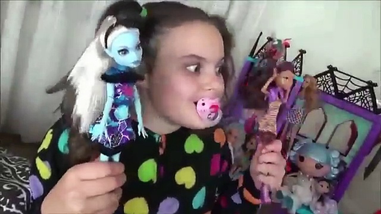 Annabelle Copies Victoria & Freak Daddy Pranks Toy Freaks Family Hidden ...