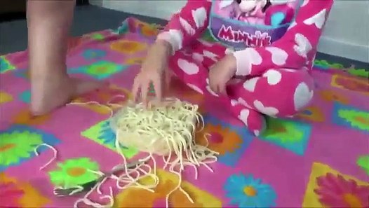 Annabelle Eats Spaghetti & Pees On Victoria Messy Toy Freaks - Vidéo