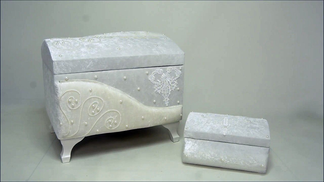 Dantel-Boncuk İşlemeli Çeyiz Sandığı