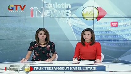 Truk Pengangkut Alat Berat Tersangkut Kabel KRL di Perlintasan Pejompongan Tanah Abang