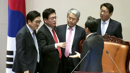 예산안, 진통 끝 본회의 통과...한국당 불참 / YTN