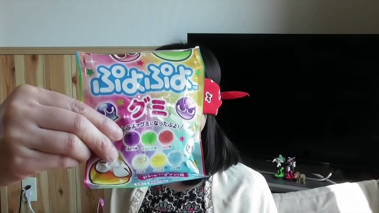 目隠しでお菓子当てます!!