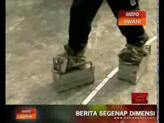 Berjalan menggunakan kasut besi