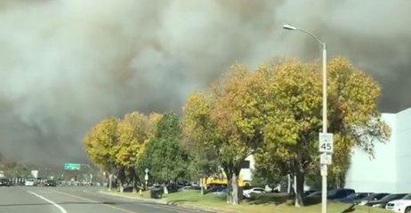 Télécharger la video: Smoke From Santa Clarita's Rye Fire Envelops Sky