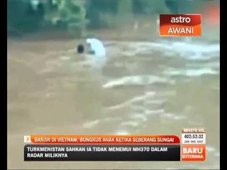 Banjir di Vietnam, bungkus anak ketika seberang sungai