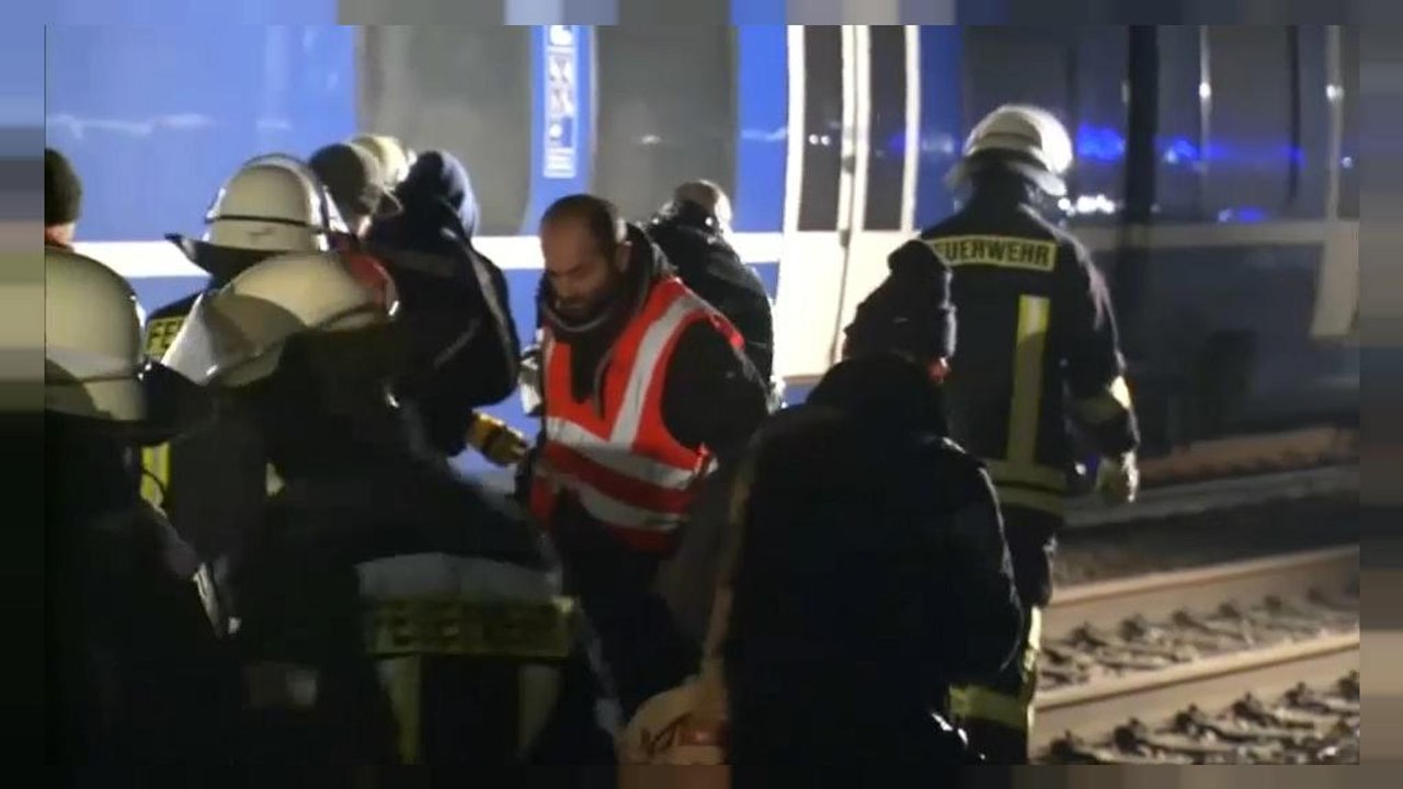 47 Verletzte - Regionalzug fährt zwischen Krefeld und Neuss auf Güterzug auf