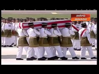 MH17: First two coffins carried to hearses