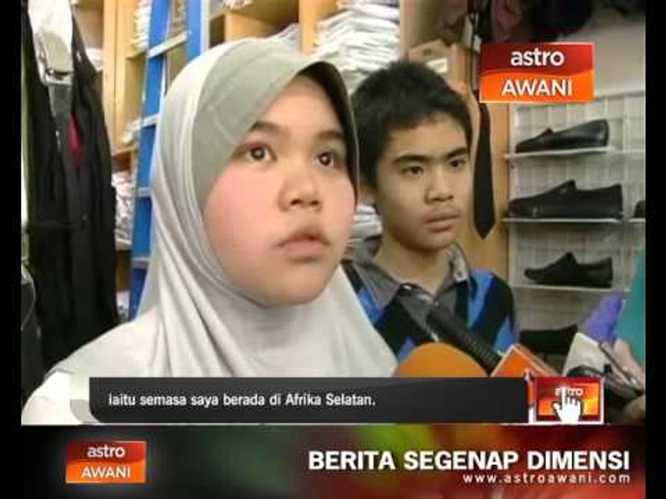 Adik beradik buat persiapan untuk mulakan persekolahan