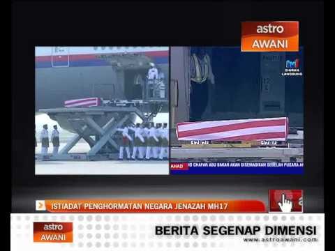 Jenazah pertama dibawa keluar dari pesawat
