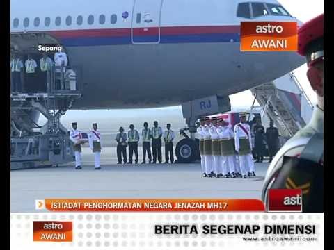 Jenazah dan mendiang diusung ke van jenazah