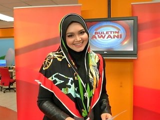 Download Video: Aksi Datuk Siti Nurhaliza jadi pembaca berita Astro Awani