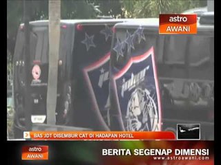 Bas JDT disembur cat di hadapan hotel