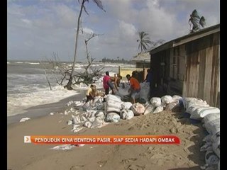 Penduduk bina benteng pasir, siap sedia hadapi ombak