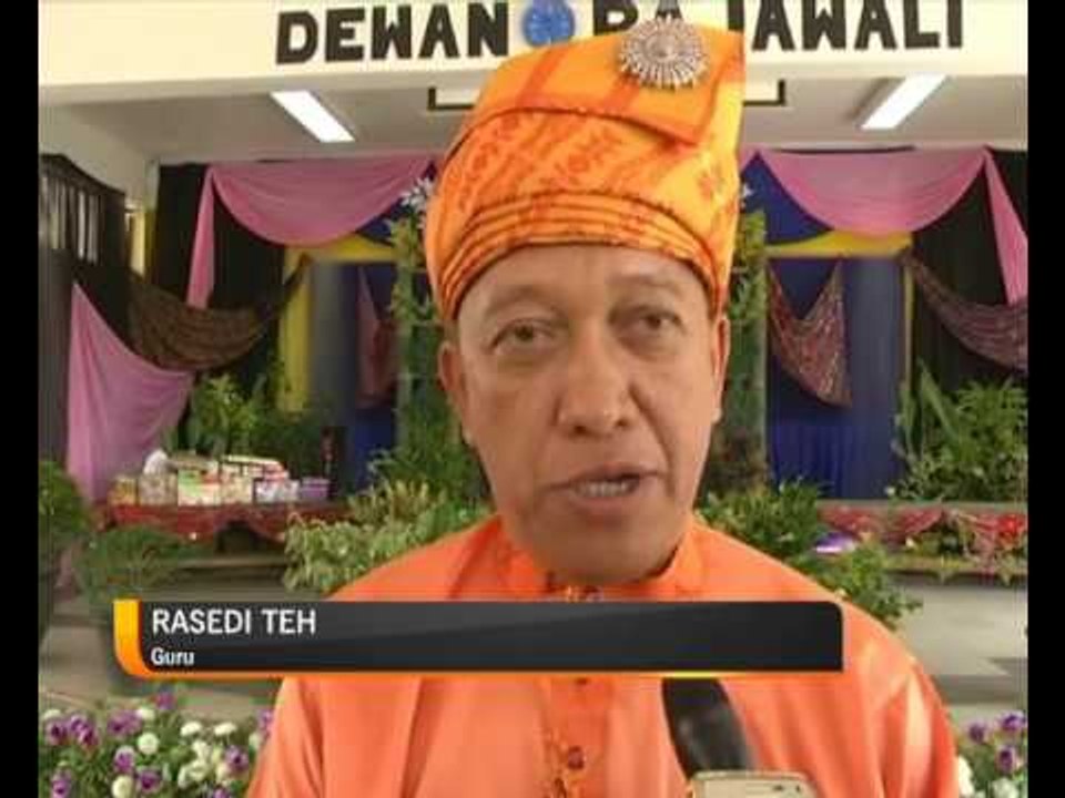 Guru bersara disambut menaiki perahu antik