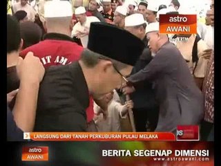 Jenazah Allahyarham selamat diturunkan ke liang lahad