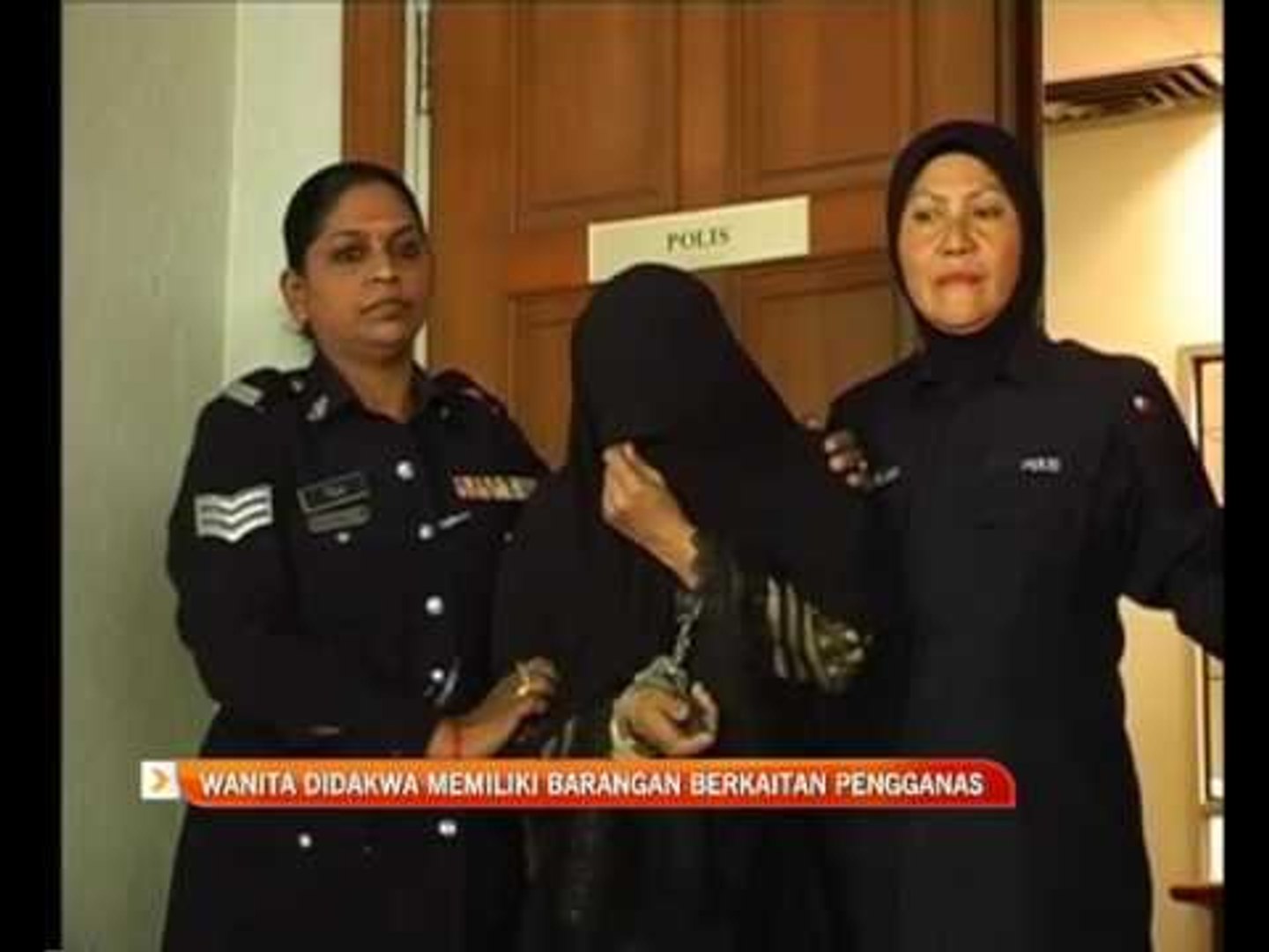 25+ Wanita Didakwa Background