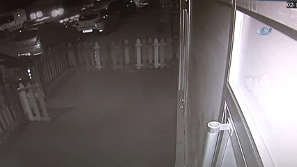 Anaokulunun Kapsını Levye ile Kıran Hırsızlar Kamerada