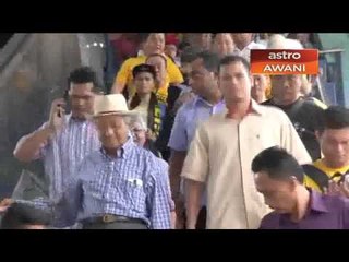 Bersih 4: Tun M 'jalan-jalan' di Pasar Seni