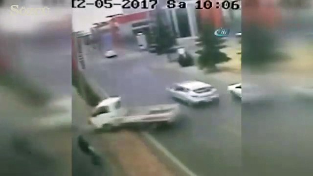 Kamyonetin altında kalmaktan bir adım ile kurtuldu