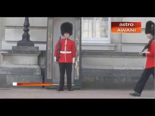 Rakaman pengawal Istana Buckingham terjatuh mula viral