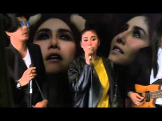 Persembahan intim Ella bersama peminat