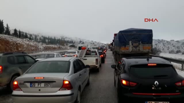 Denizli Antalya Karayolu Kar Nedeniyle Kapandı