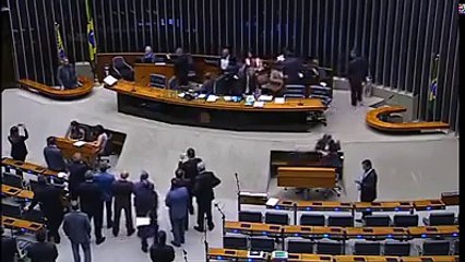 Tiririca desabafa e renuncia mandato de deputado federal