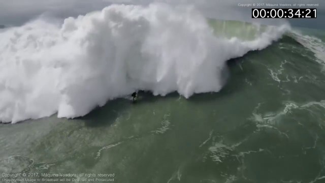 Un jet ski porte secours à un homme surfant la plus grosse vague de l'année
