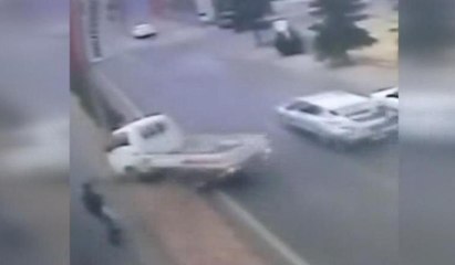 Kamyonetin altında kalmaktan bir adım ile kurtuldu