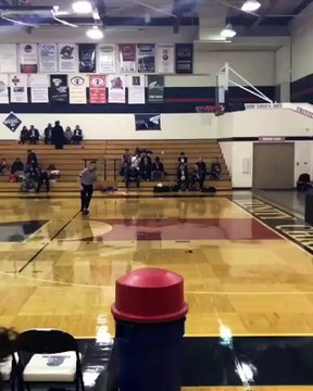 Quand l'arbitre tape de plus beaux dunks que les joueurs