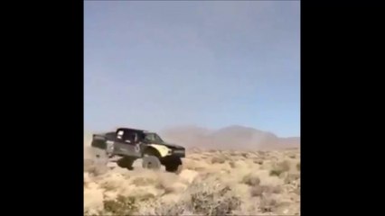 Il pulvérise son 4x4 en prenant un talus à pleine vitesse