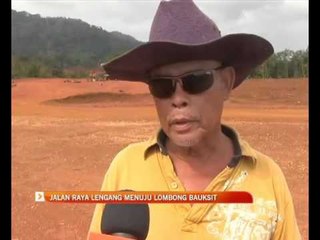 Jalan raya lengang menuju lombong bauksit
