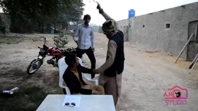 2 Larke Bike Pe Ek Larki Ko Cherh Rahe The Aage Dekhen Un K Saath Kiya huwa - Dailymotion