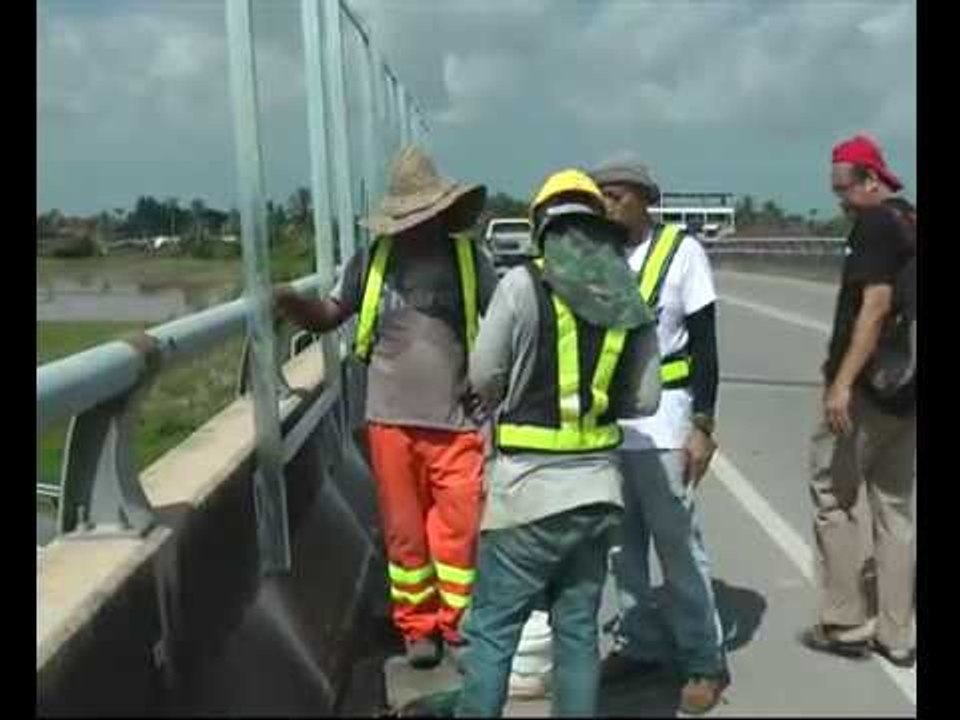 Suspek baling batu diburu