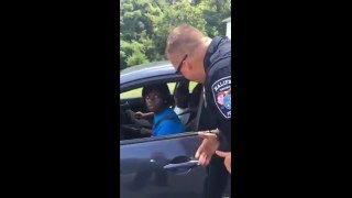 [대박] 무게 잡더니 덥다고 아이스크림주는 미국경찰(한국어 자막O)