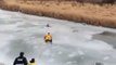 Cet homme courageux prend tout les risque pour suaver ce chien piégé dans une rivière gelée