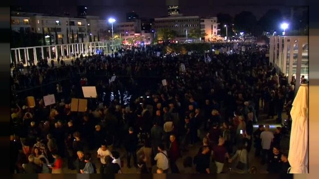 عشرات الآلاف يتظاهرون في إسرائيل ضد فساد الحكومة.. ونتنياهو يتراجع