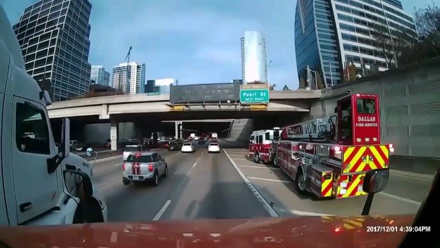 Ce camion de pompier fait irruption sur une voie rapide en mode Drift! Incroyable