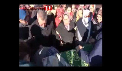 Annenin kızına vedası yürek burktu