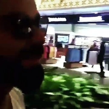 CRICKETER VIRAT KOHLI shopping in AIRPORT || INDIAN CRICKETER VIRAT KOHLI