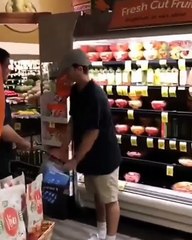 Un jeune ivre pense qu’il va pouvoir sortir avec ses paniers plein d’alcool sans payer