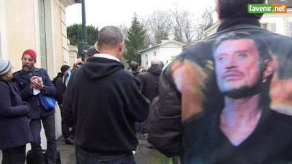 Recueillement devant la maison de Johnny Hallyday