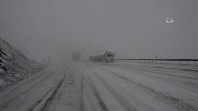 Tendürek Geçidi'nde Ulaşıma Kar ve Tipi Engeli