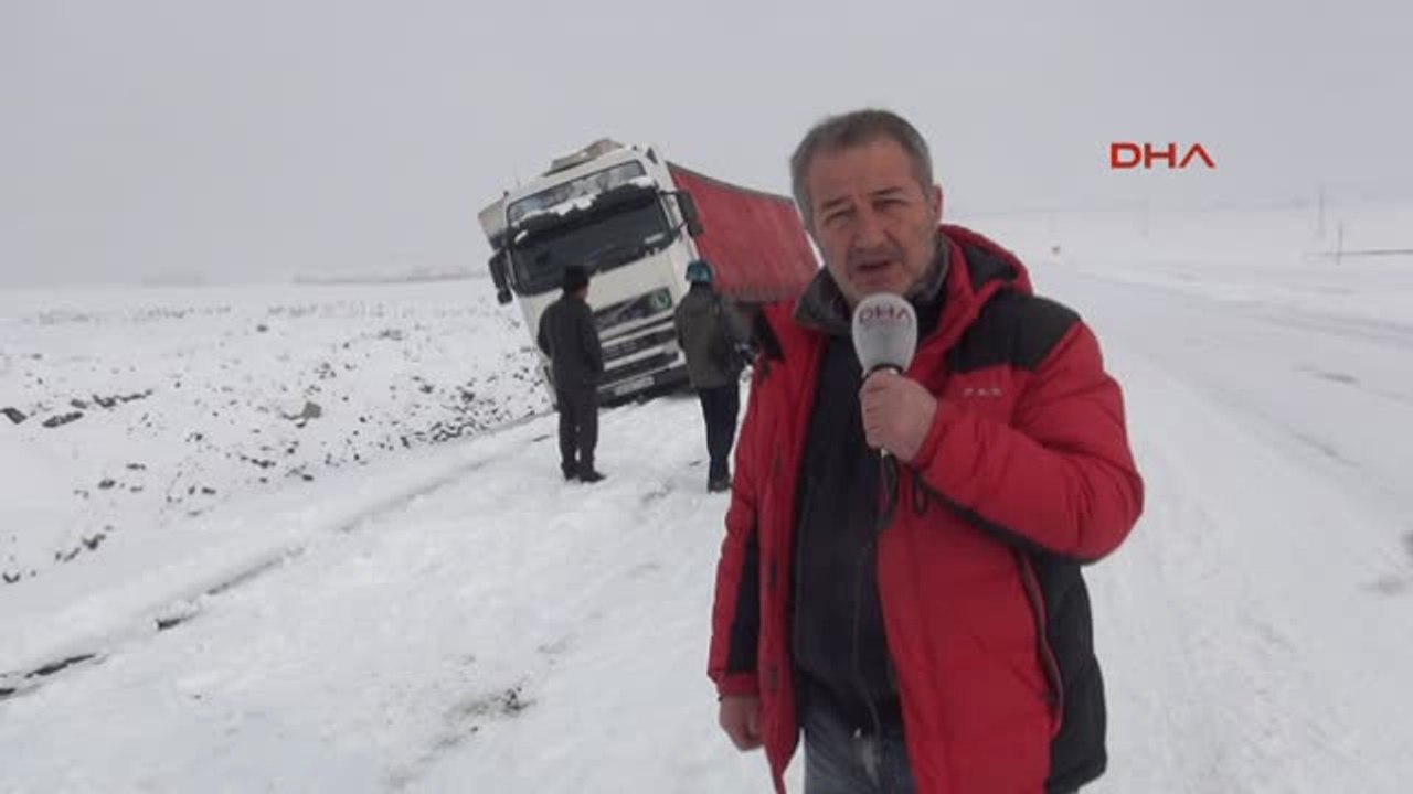 Kars Kars-Iğdır Karayolunda Tırlar Kaldı