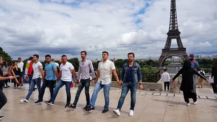 Paris Eyfel Kulesi Önünde Horon